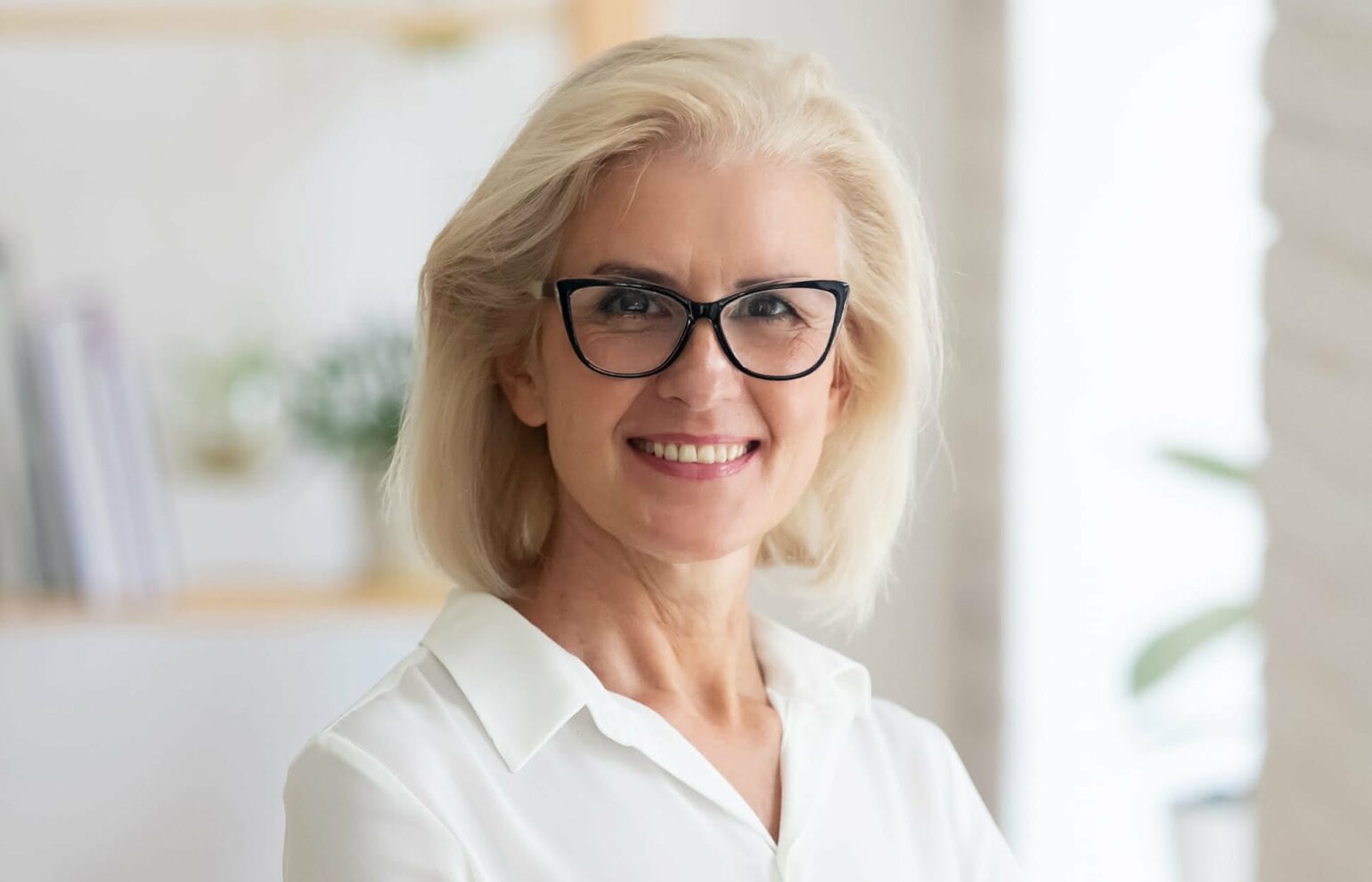 Frisur zur Brille: Einfache Styling-Tipps - Brillenstyling