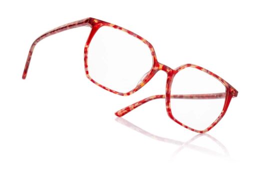 Brillentrends 2025 Damen: Knallfarben und Statement-Brille (Rote Muster-Brille: MEXX)