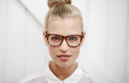 Brillentrends 2024 – auffällige Muster, leuchtendes Farben, extravagante Brillenbügel, polygone und runde Brillenfassungen
