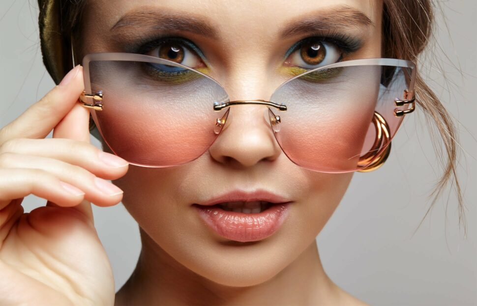 Stilvolle Brillen-Farben für das perfekte Frühlings-Make-Up